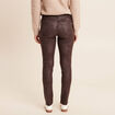 Pantalon coupe ajust&eacute;e enduit marron femme