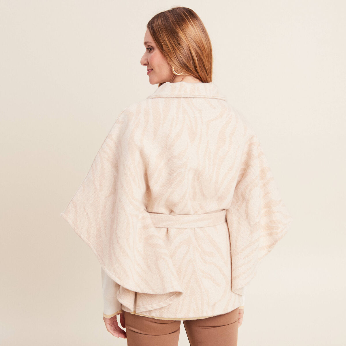 Cape boutonn&eacute;e et ceintur&eacute;e beige femme