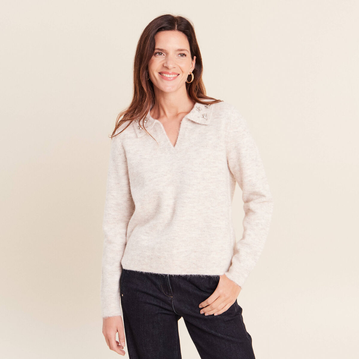 Pull col polo et d&eacute;tails bijout&eacute;s beige femme