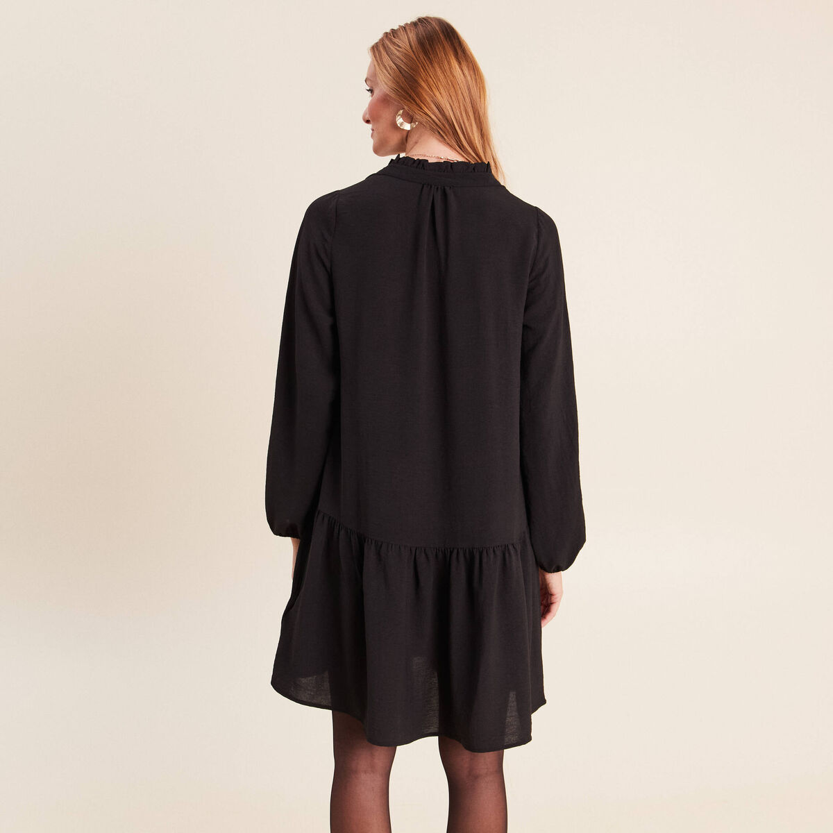 Robe courte &eacute;vas&eacute;e col v manches longues noir femme