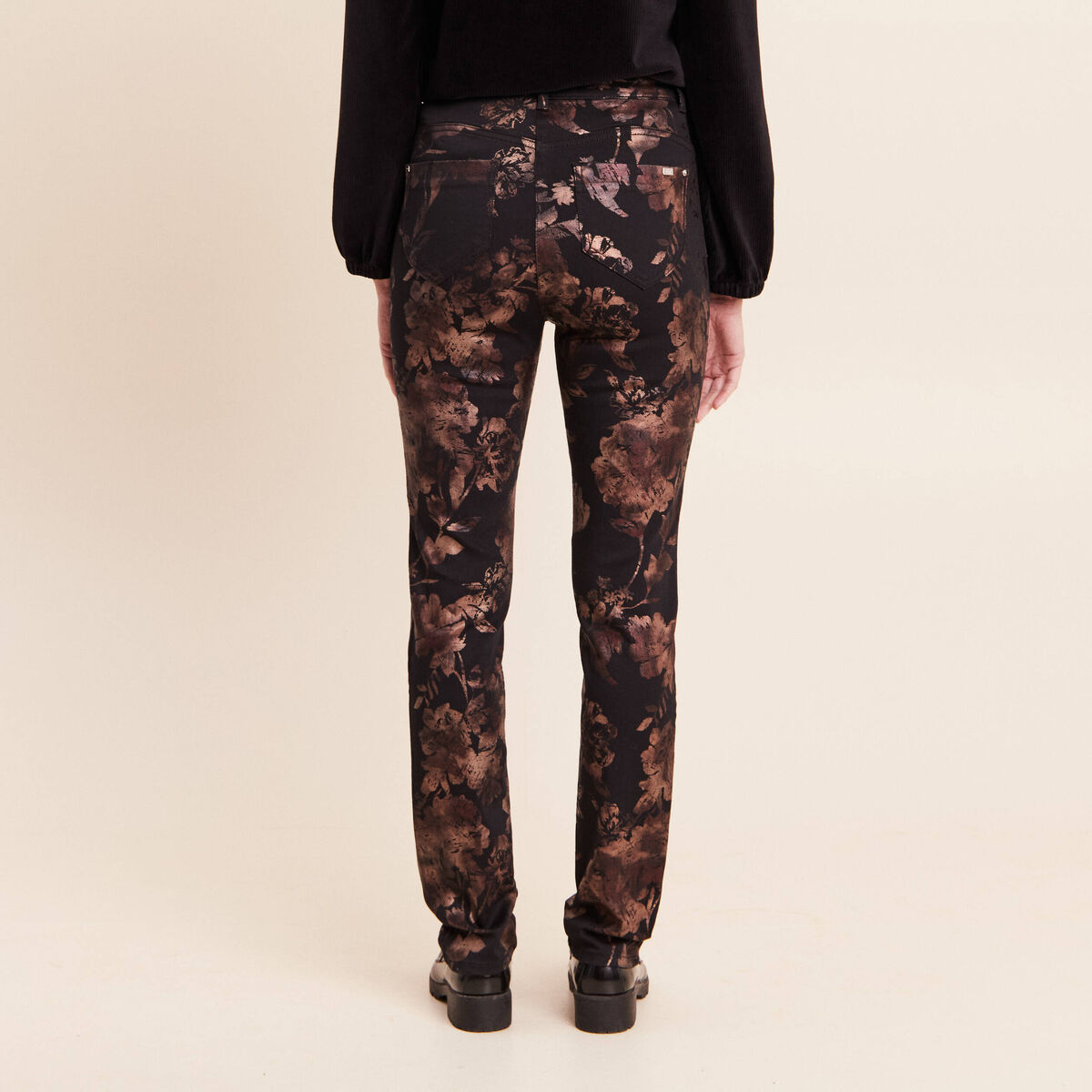 Pantalon ajust&eacute; taille haute denim noir enduit femme