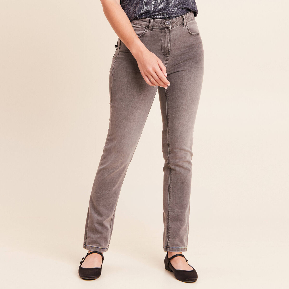 Jean coupe ajust&eacute;e long gris femme