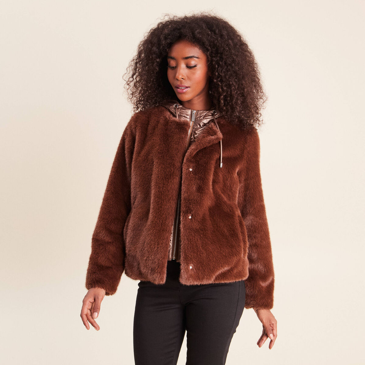 Manteau &agrave; capuche fausse fourrure marron fonc&eacute; femme