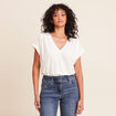 T-shirt col v manches courtes brillant ecru femme