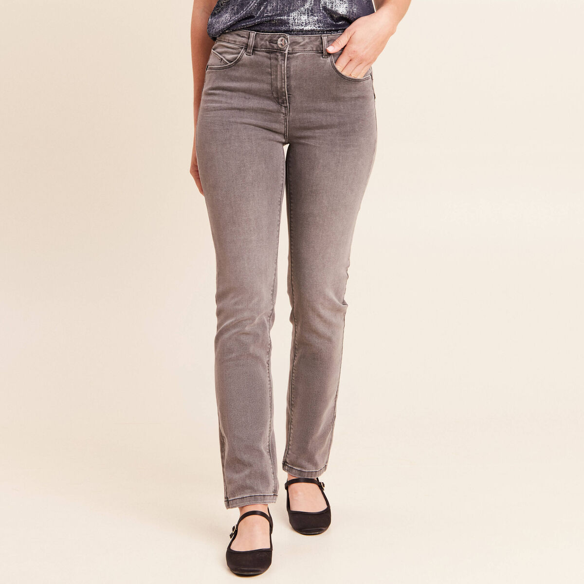 Jean coupe ajust&eacute;e long gris femme