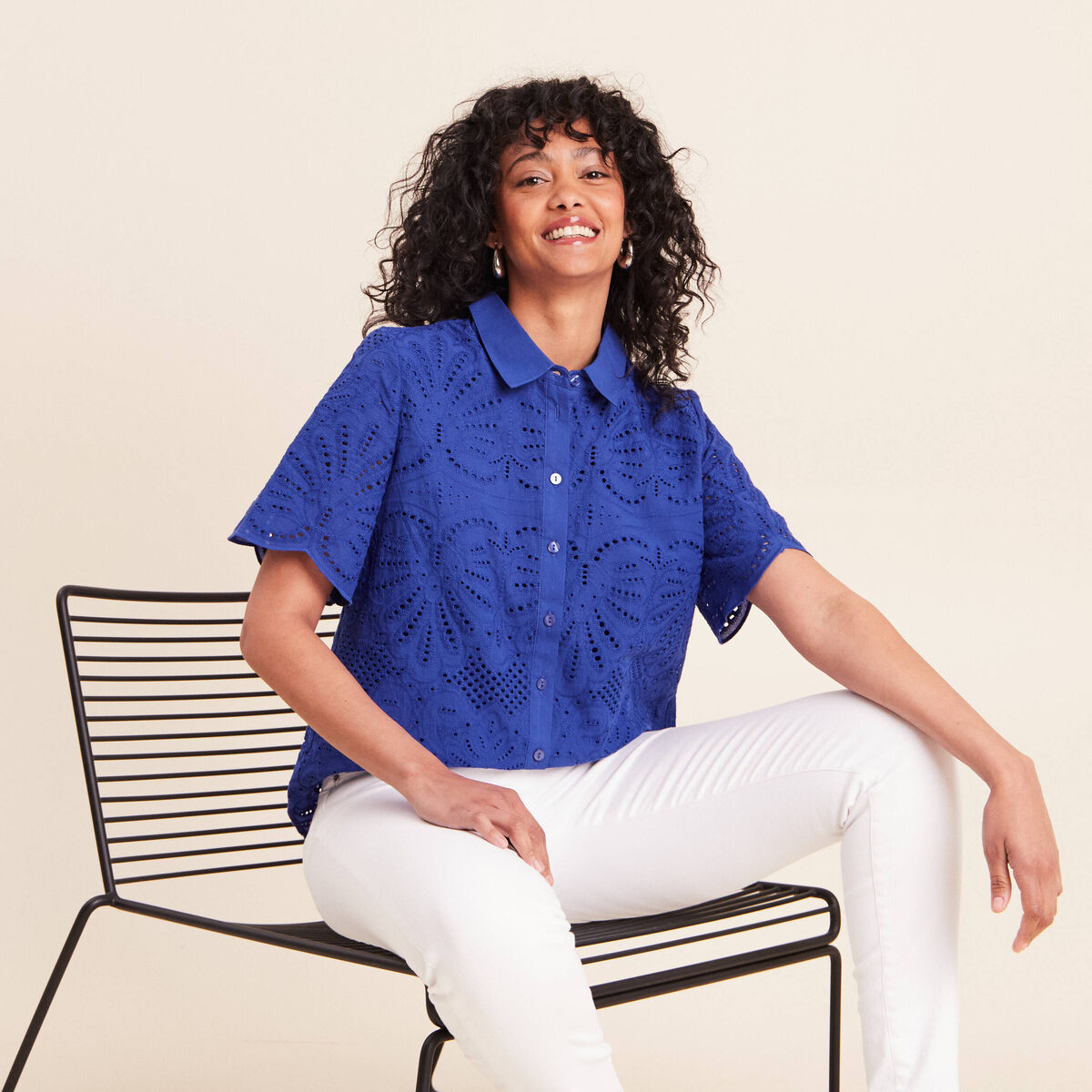 Chemise manches courtes brod&eacute;e bleu fonc&eacute; femme