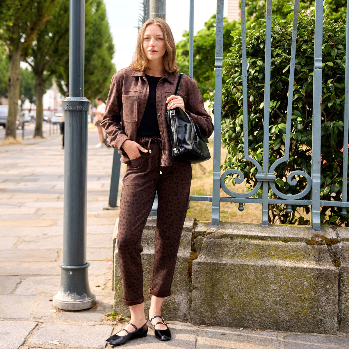 Pantalon coupe mom 7/8&egrave;me marron fonc&eacute; femme