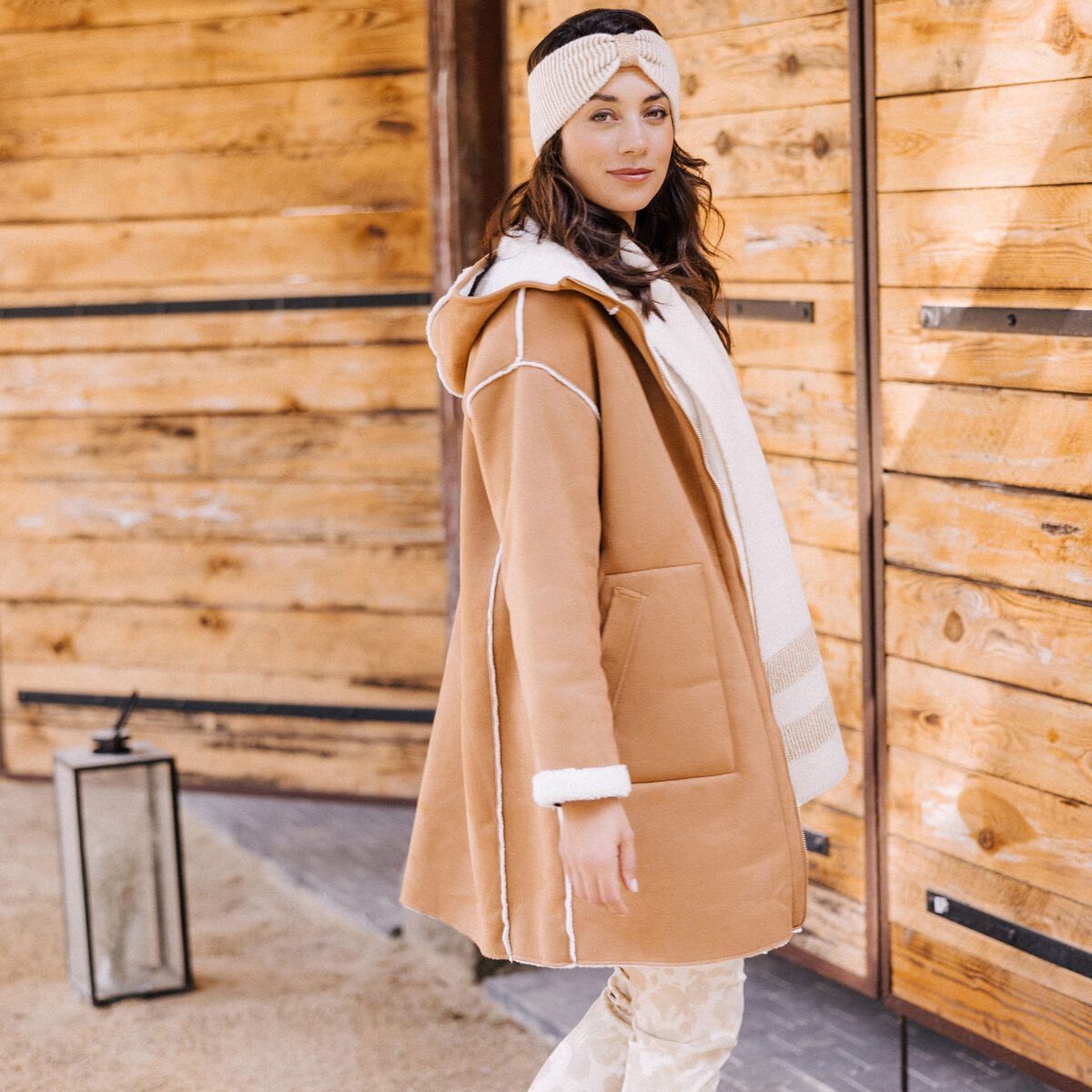 Manteau su&eacute;dine &agrave; capuche marron femme