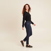 Jean ajusté taille basculée denim brut femme