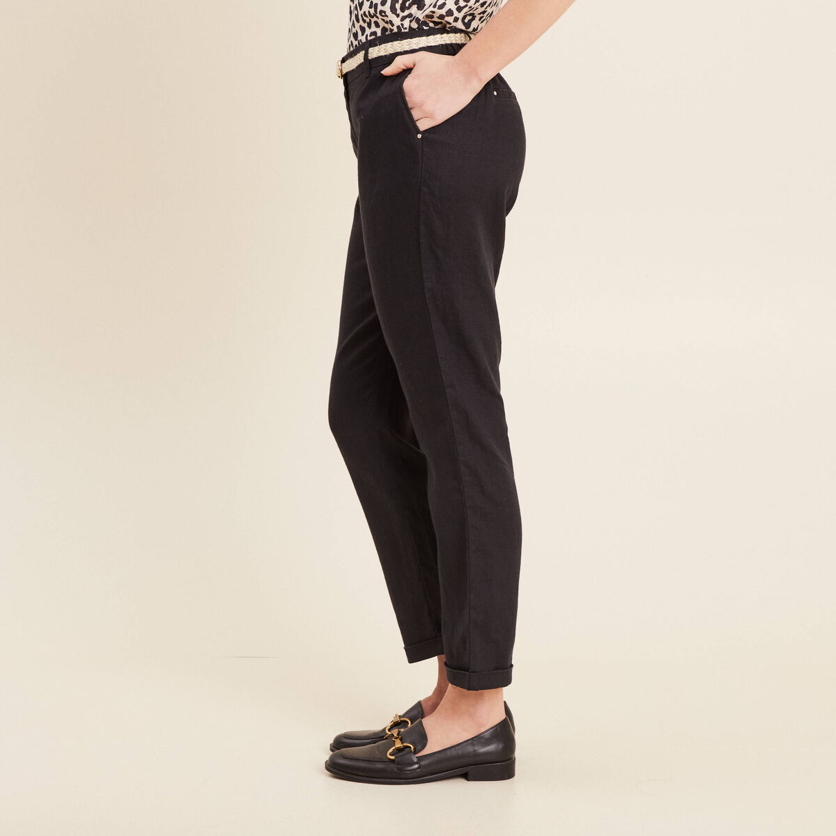 Pantalon coupe chino en lin ceintur&eacute; noir femme