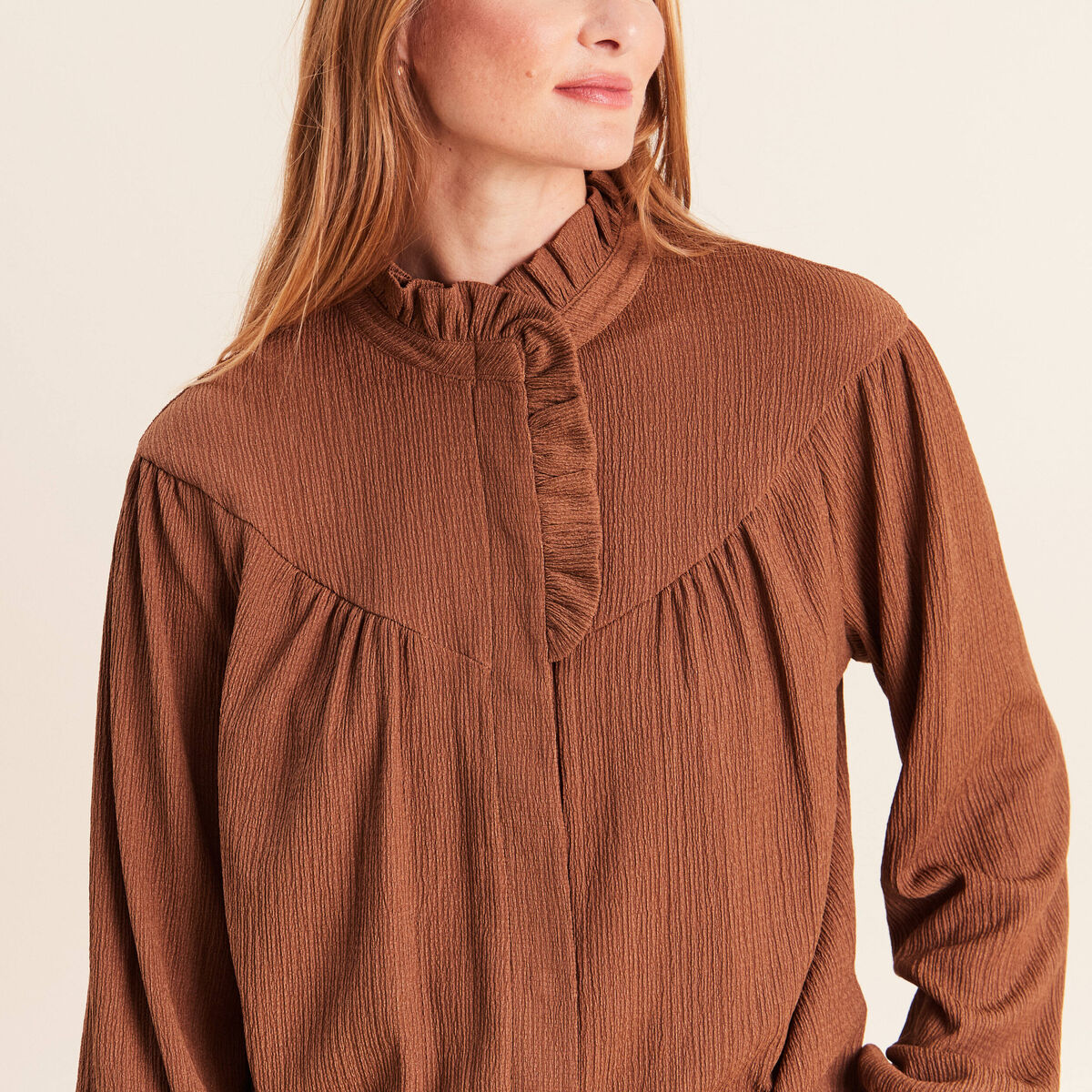 Blouse droite pliss&eacute;e col montant marron fonc&eacute; femme
