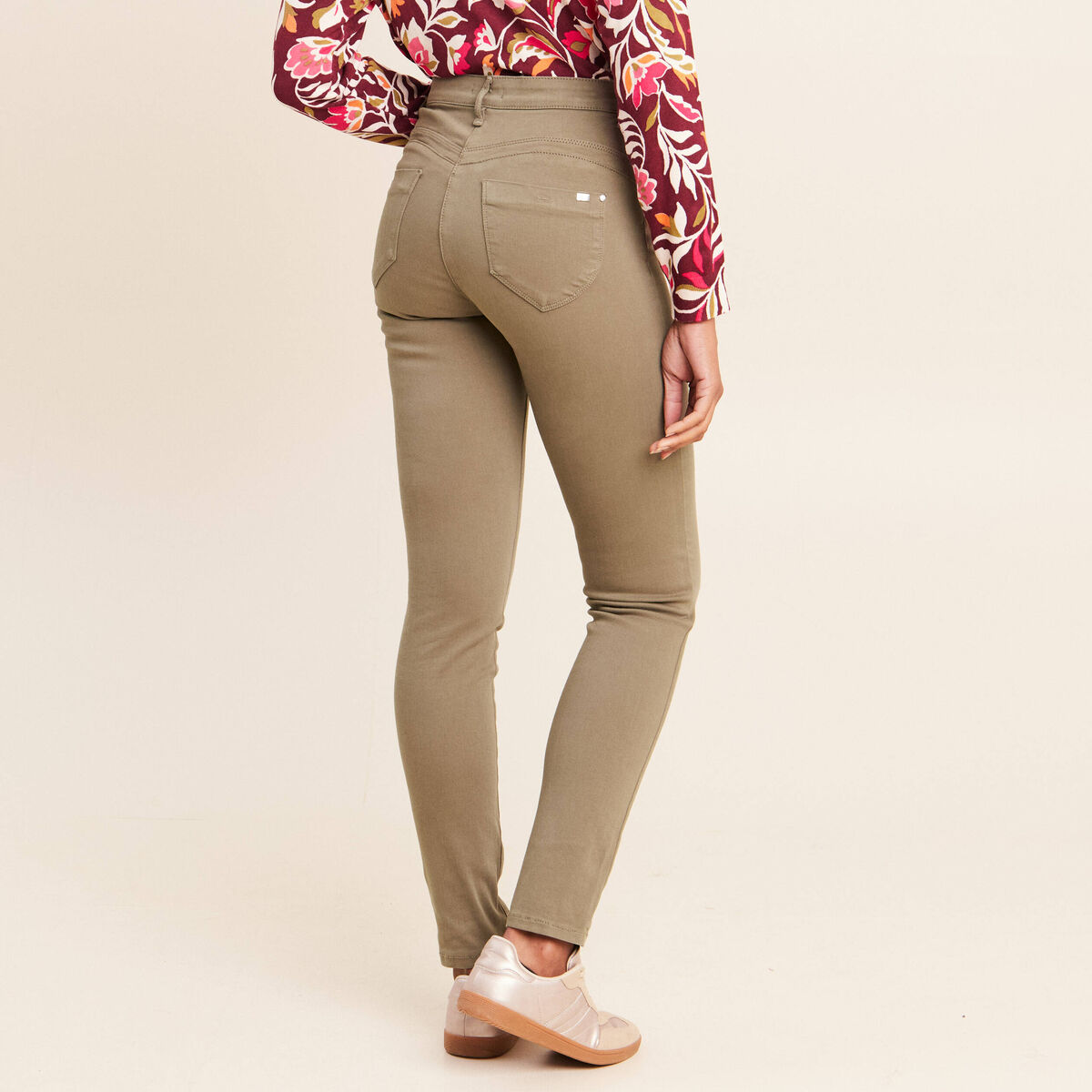 Jean magique L'Unique coupe ajust&eacute;e vert kaki femme