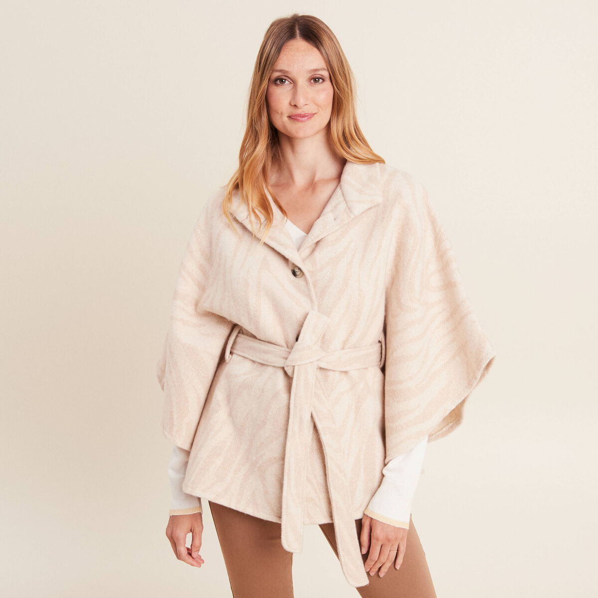 Cape boutonn&eacute;e et ceintur&eacute;e beige femme