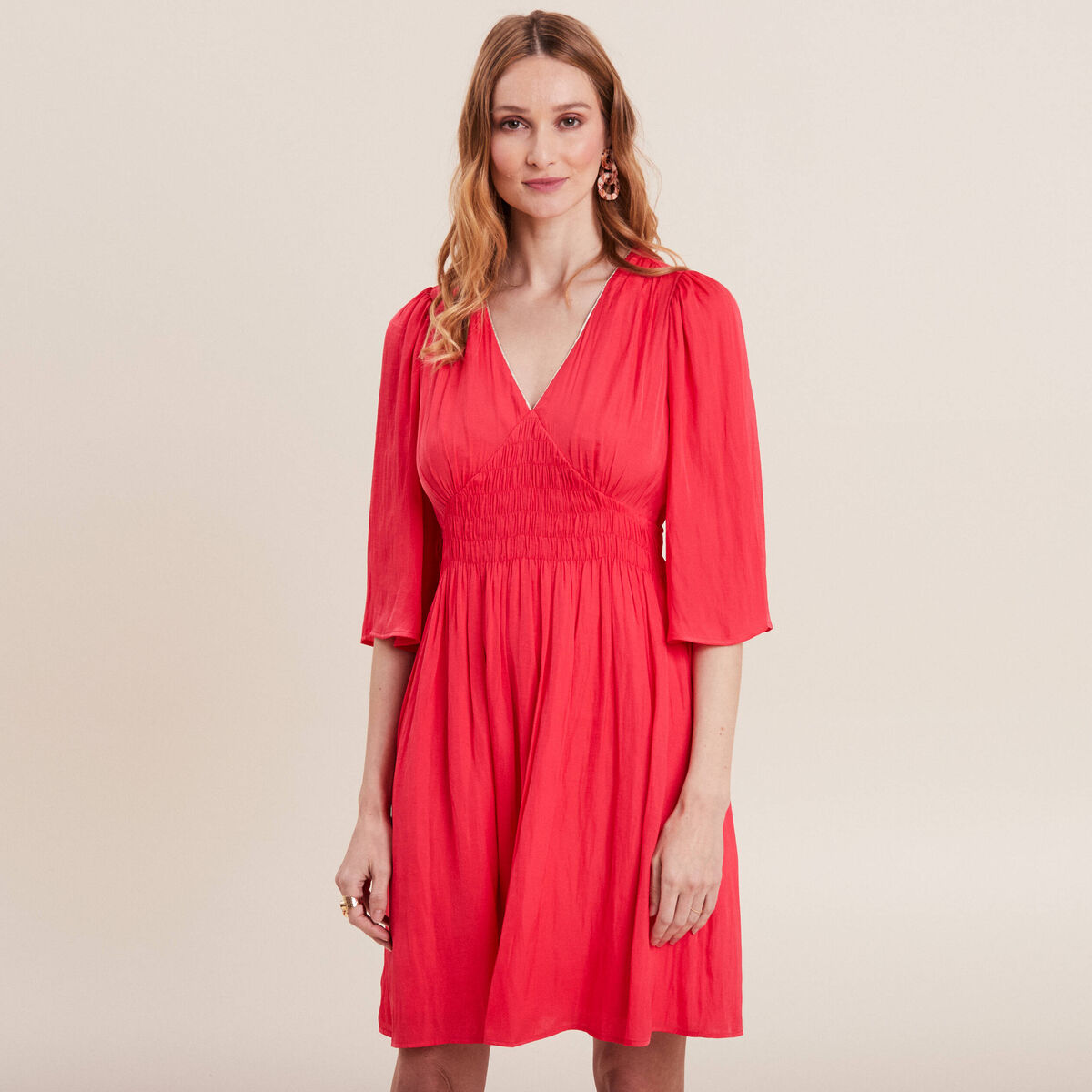 Robe empire smock&eacute;e satin rose cerise femme