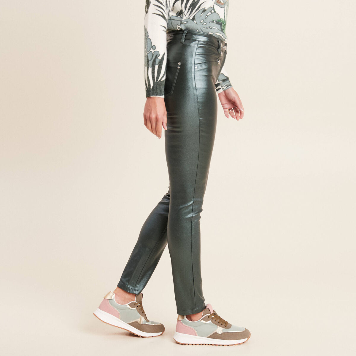 Pantalon ajust&eacute; enduit &agrave; pont vert fonc&eacute; femme