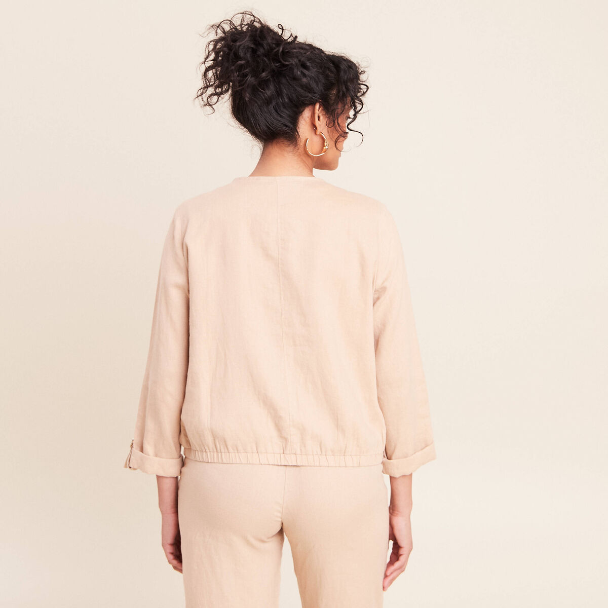 Veste bas resserr&eacute; aspect lin sable femme