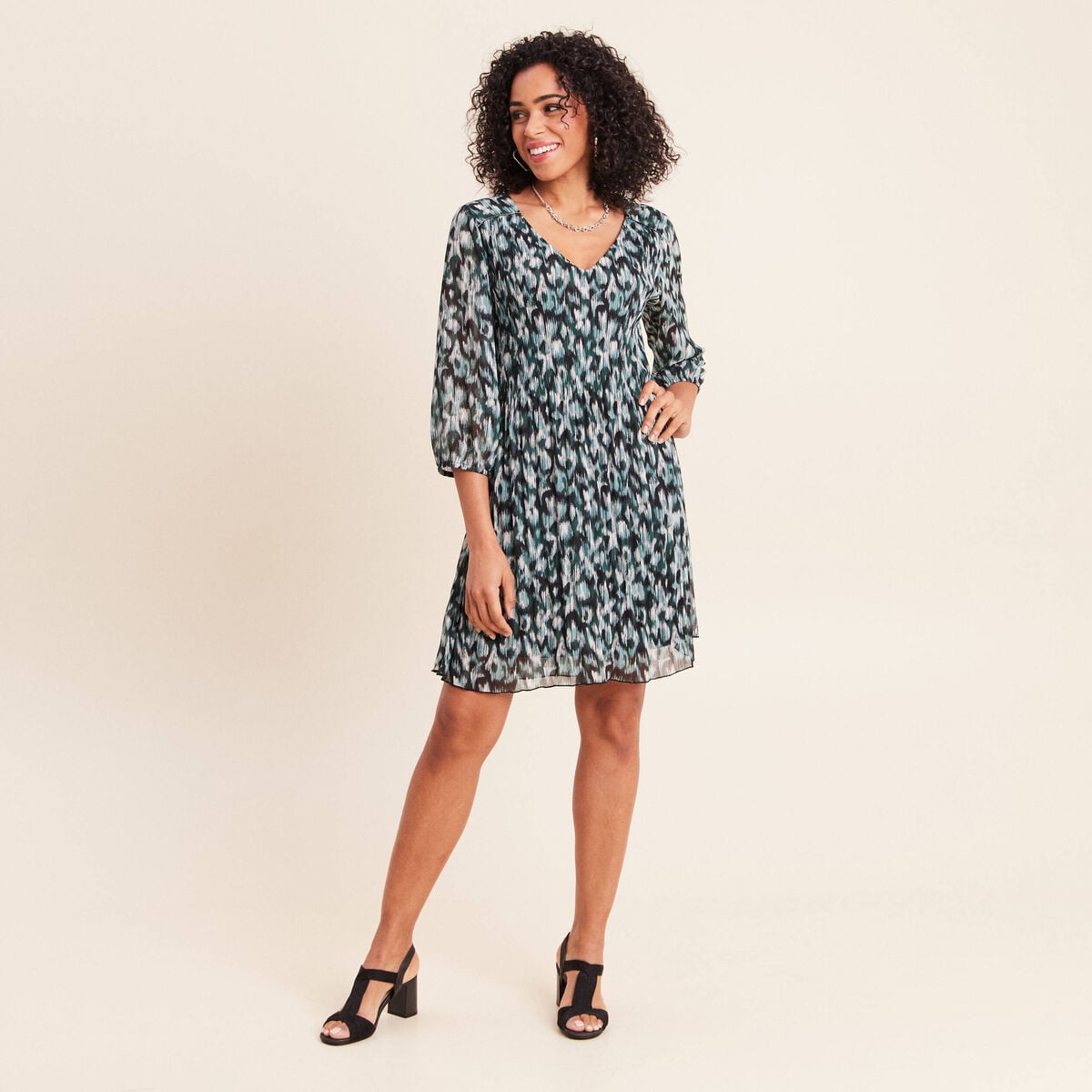 Robe courte &eacute;vas&eacute;e pliss&eacute;e col v vert femme