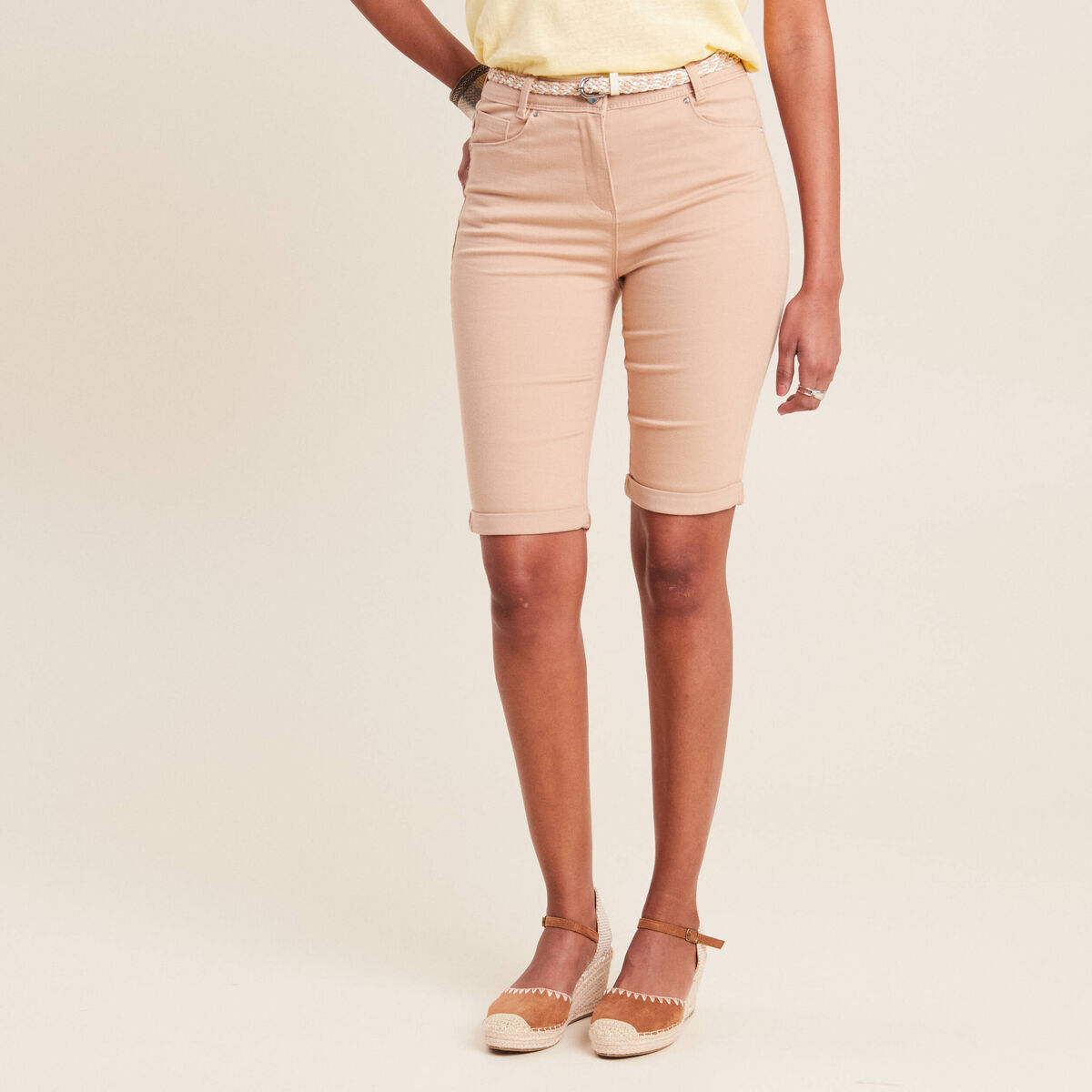 Bermuda ajusté ceinturé beige femme