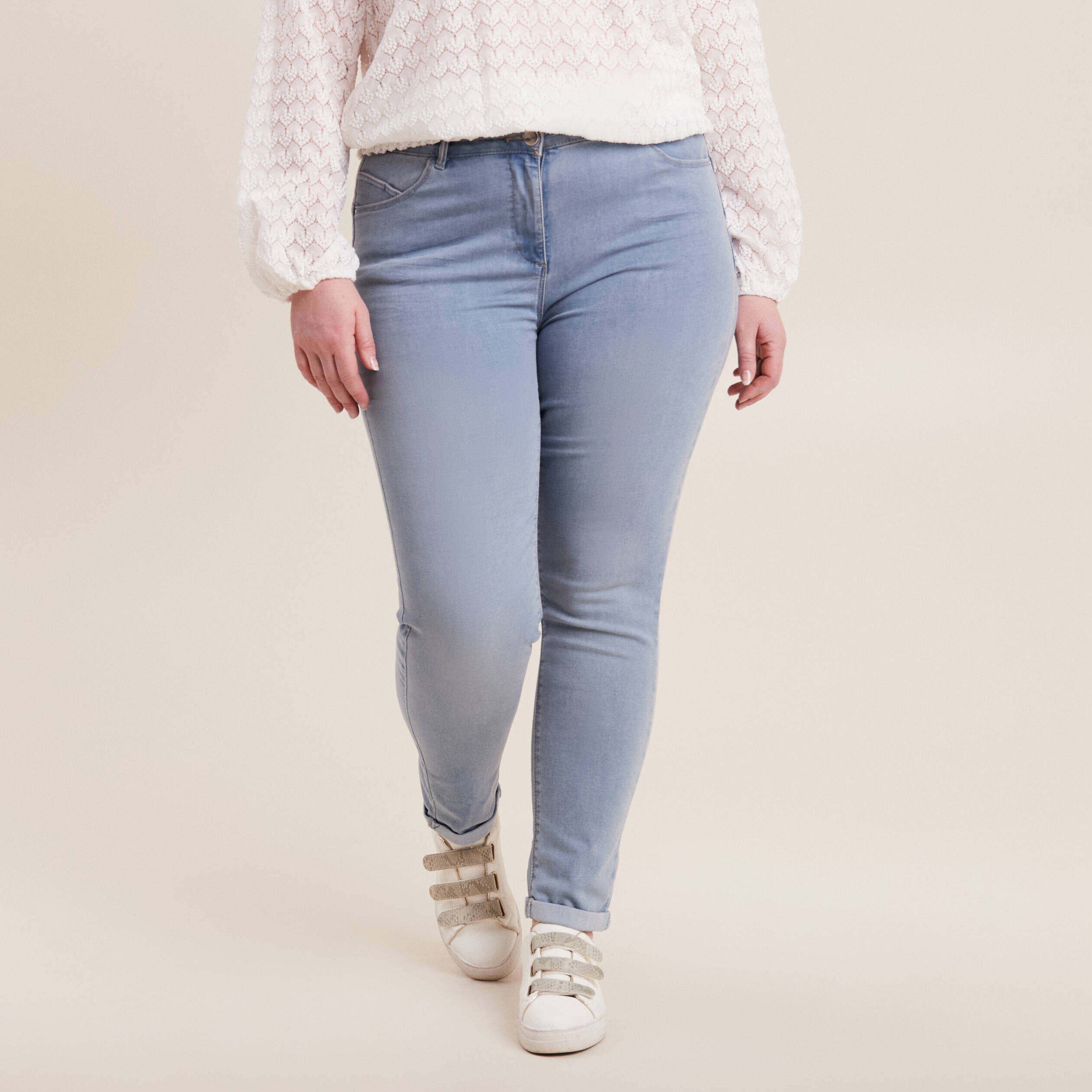 Femme en jeans sales