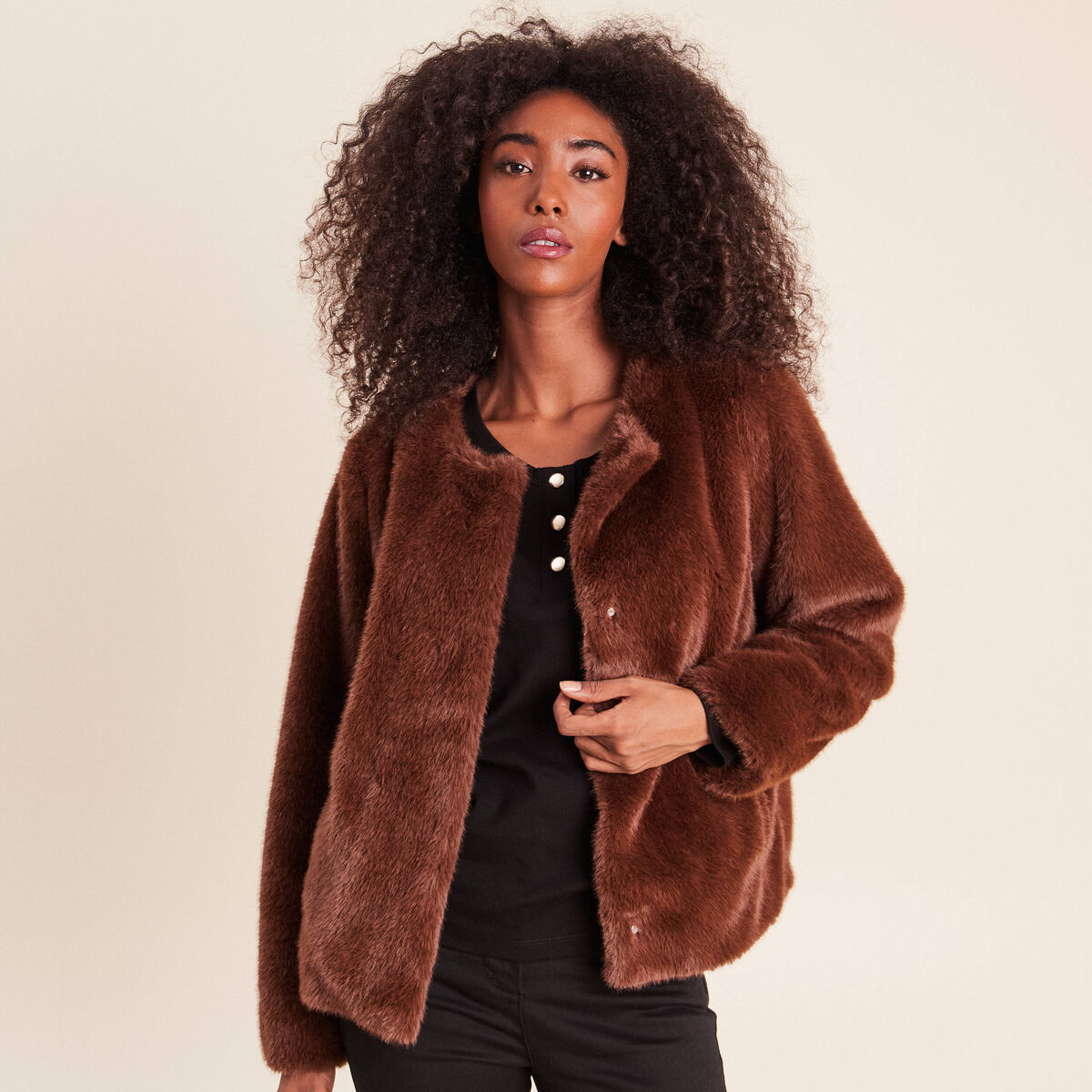 Manteau &agrave; capuche fausse fourrure marron fonc&eacute; femme
