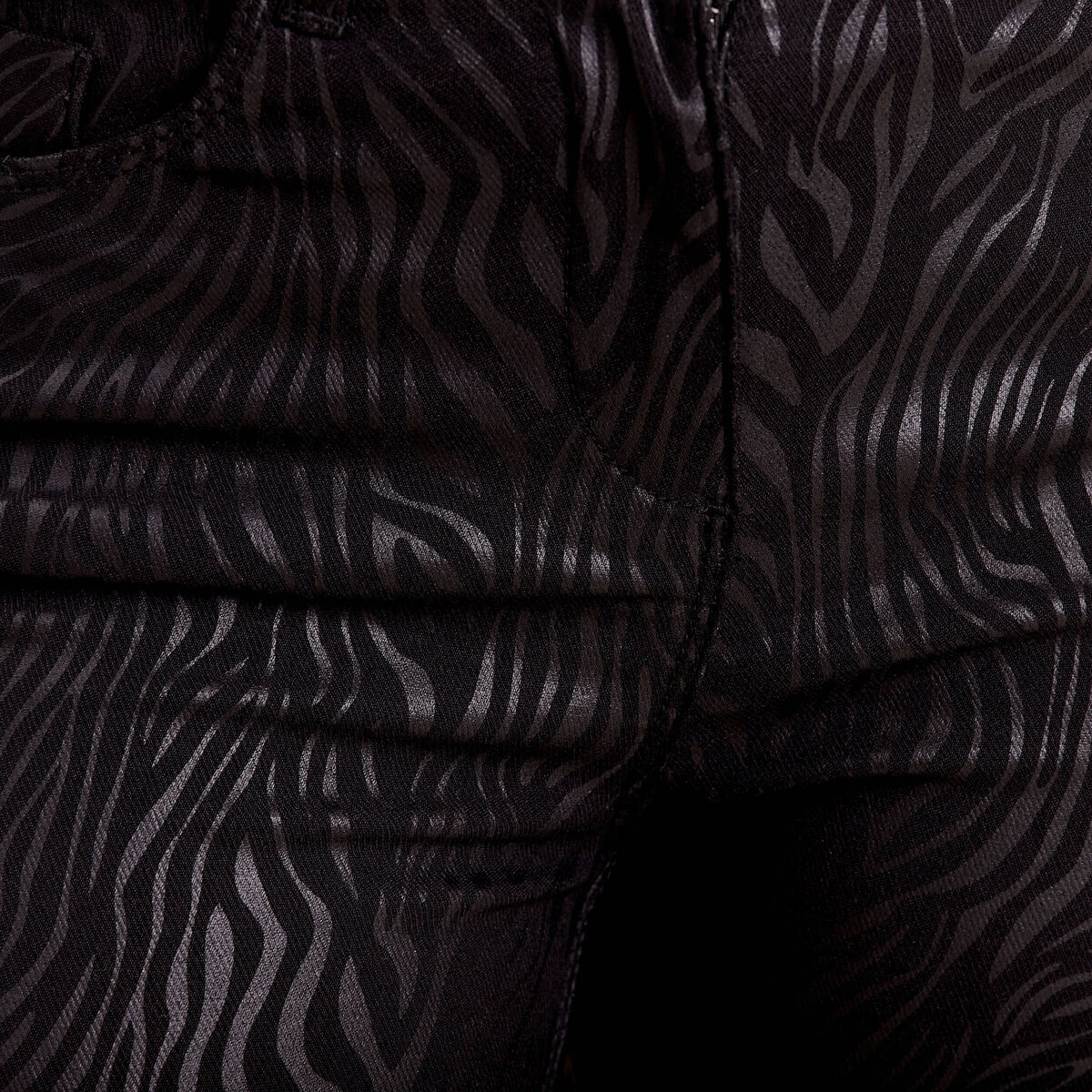 Pantalon ajusté enduit denim noir femme
