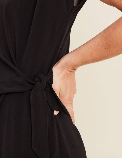 Robe cintrée courte col rond noir femme