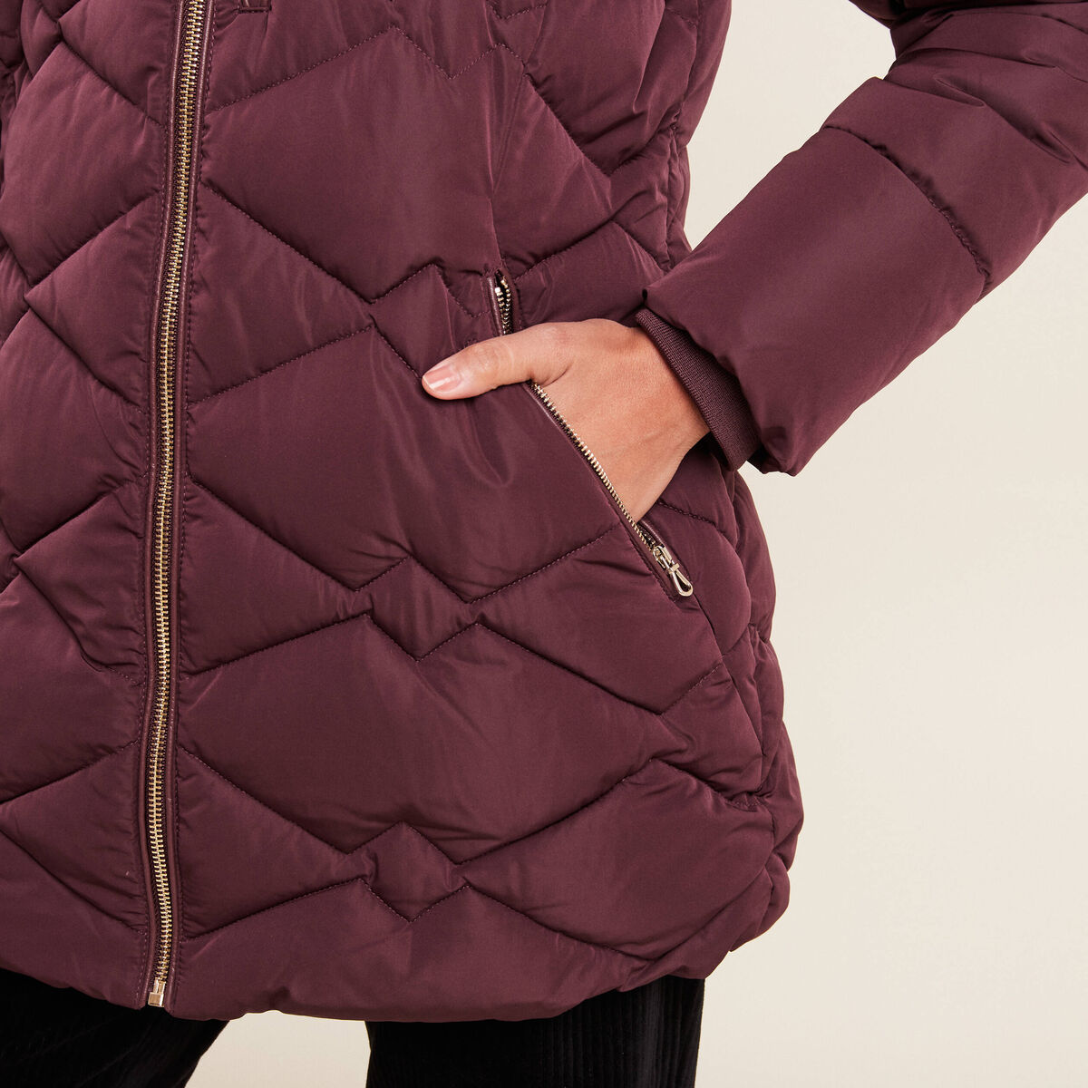 Doudoune d&eacute;perlante &agrave; capuche bordeaux femme