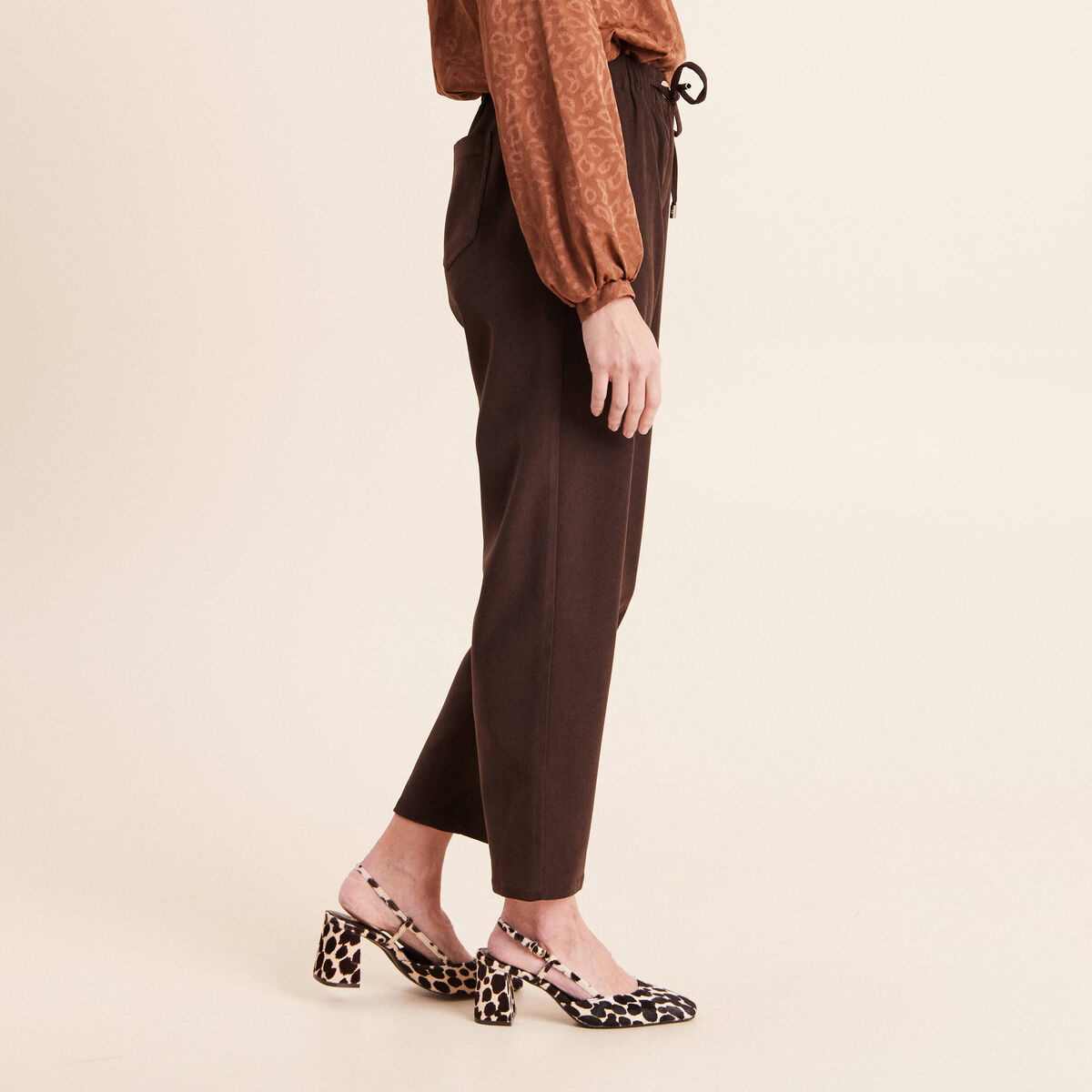 Jogging boyfriend 7/8&egrave;me en velours marron fonc&eacute; femme
