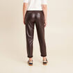 Pantalon coupe mom simili cuir marron fonc&eacute; femme