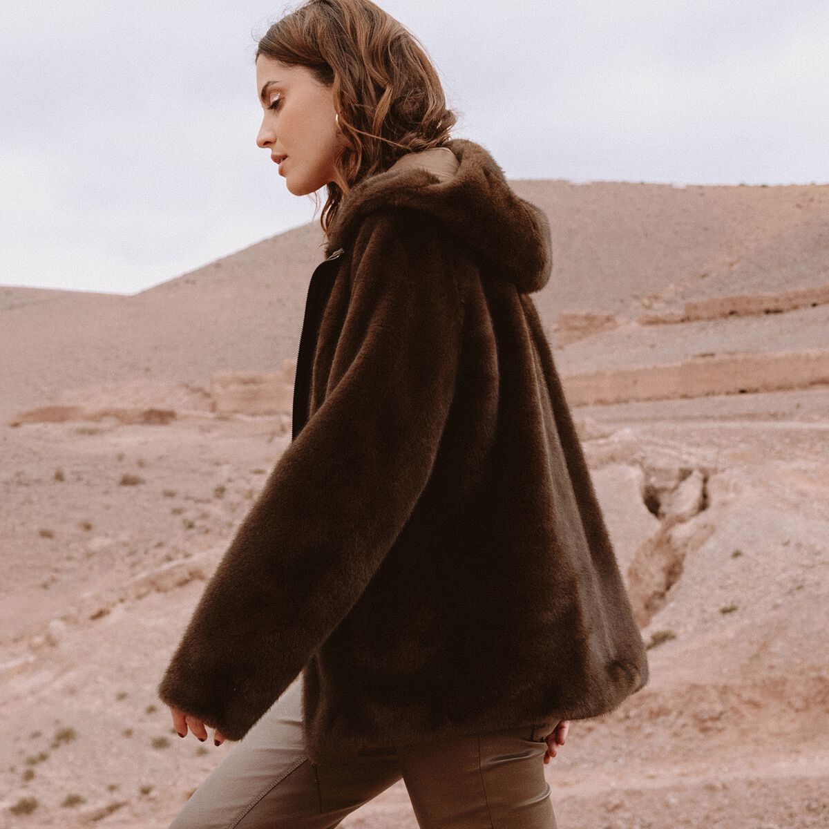 Manteau en fausse fourrure &agrave; capuche marron fonc&eacute; femme