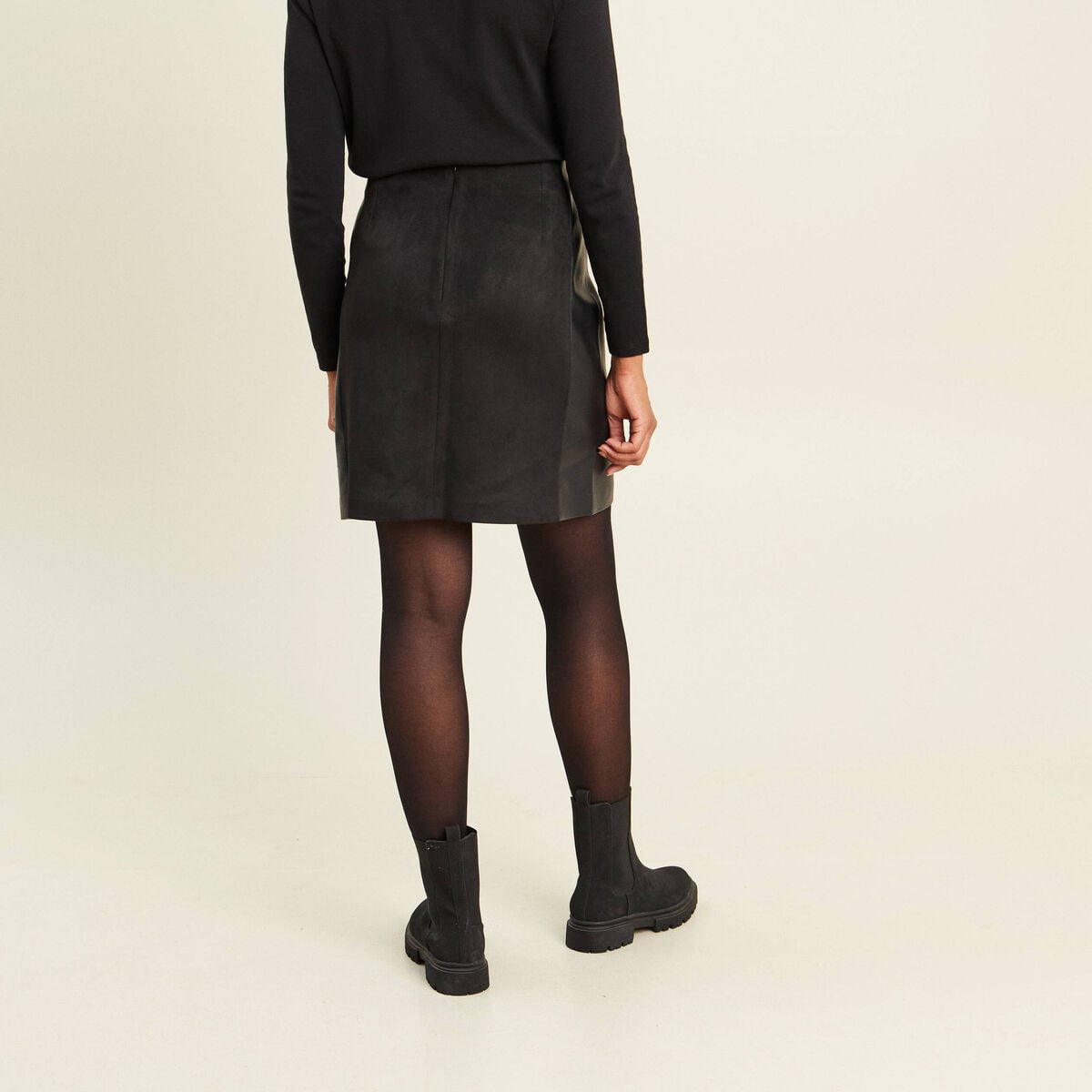 Jupe trap&egrave;ze courte aspect daim noir femme