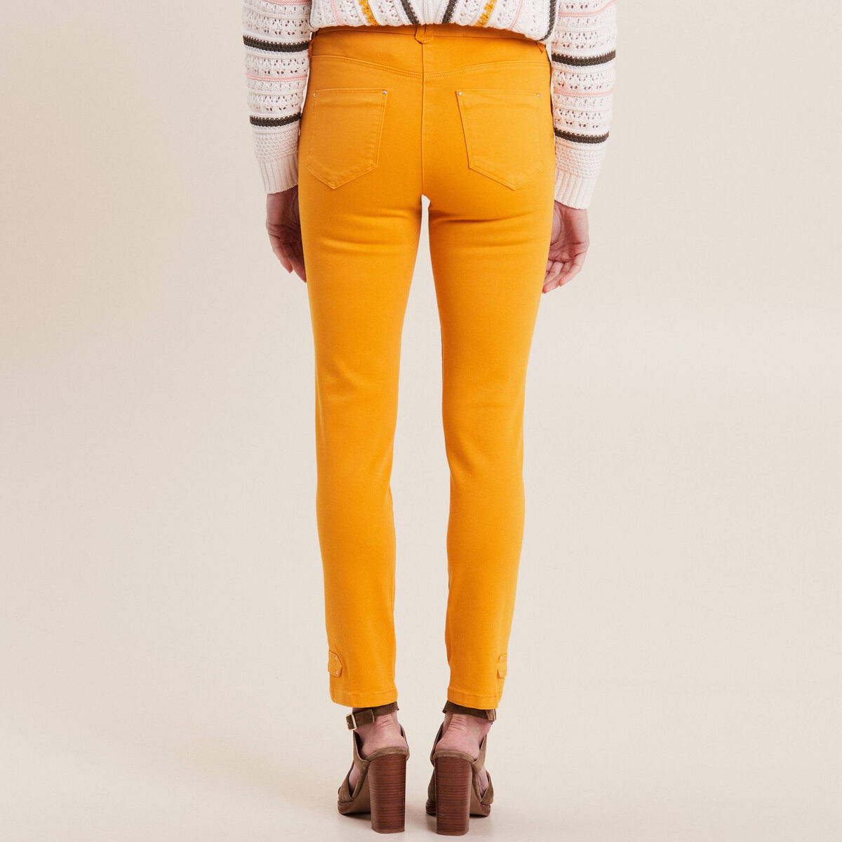 Pantalon ajust&eacute; 7/8&egrave;me jaune moutarde femme