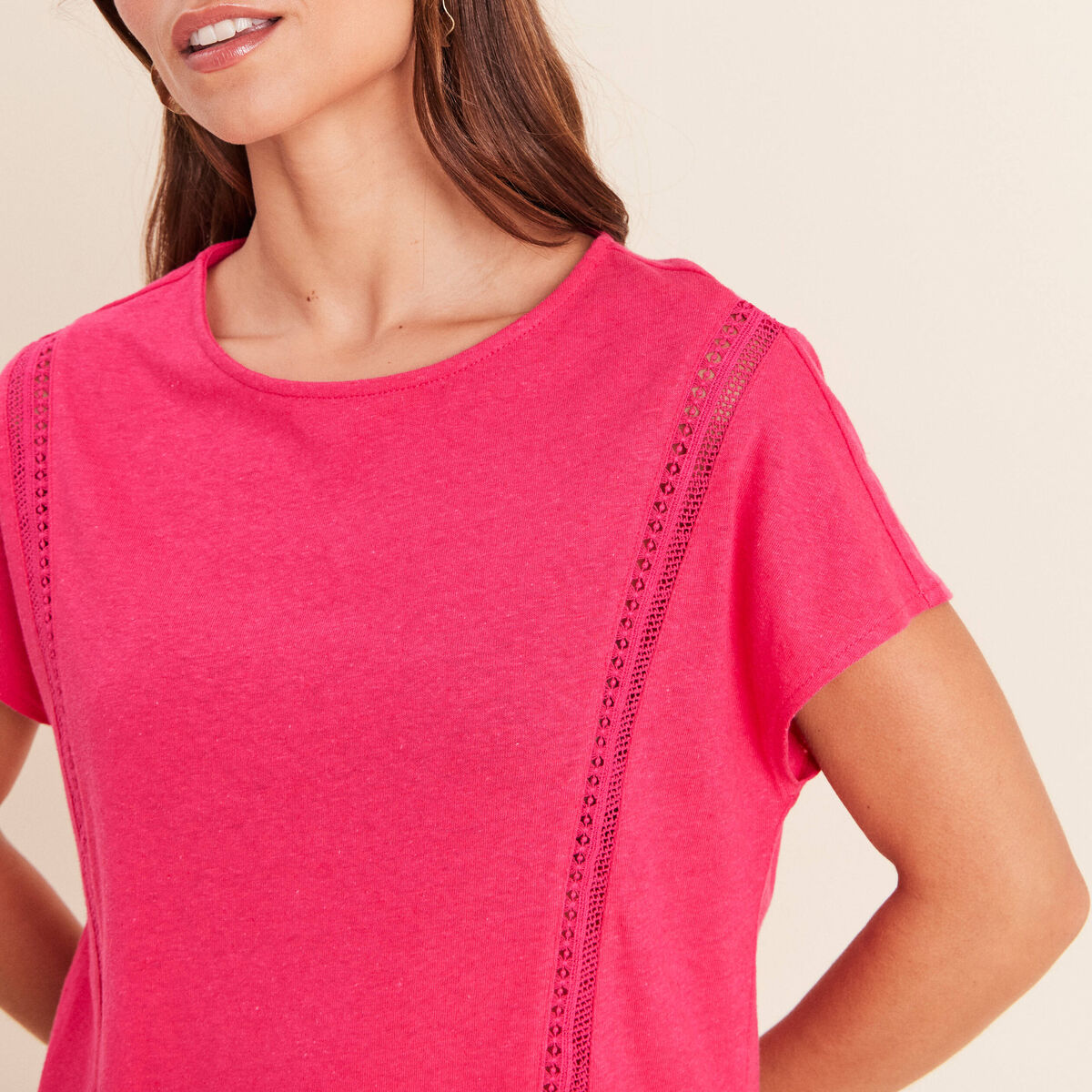 T-shirt col rond macram&eacute; manches courtes rose fushia femme