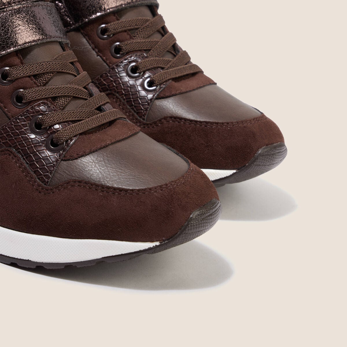 Baskets &agrave; talon compens&eacute; marron fonc&eacute; femme
