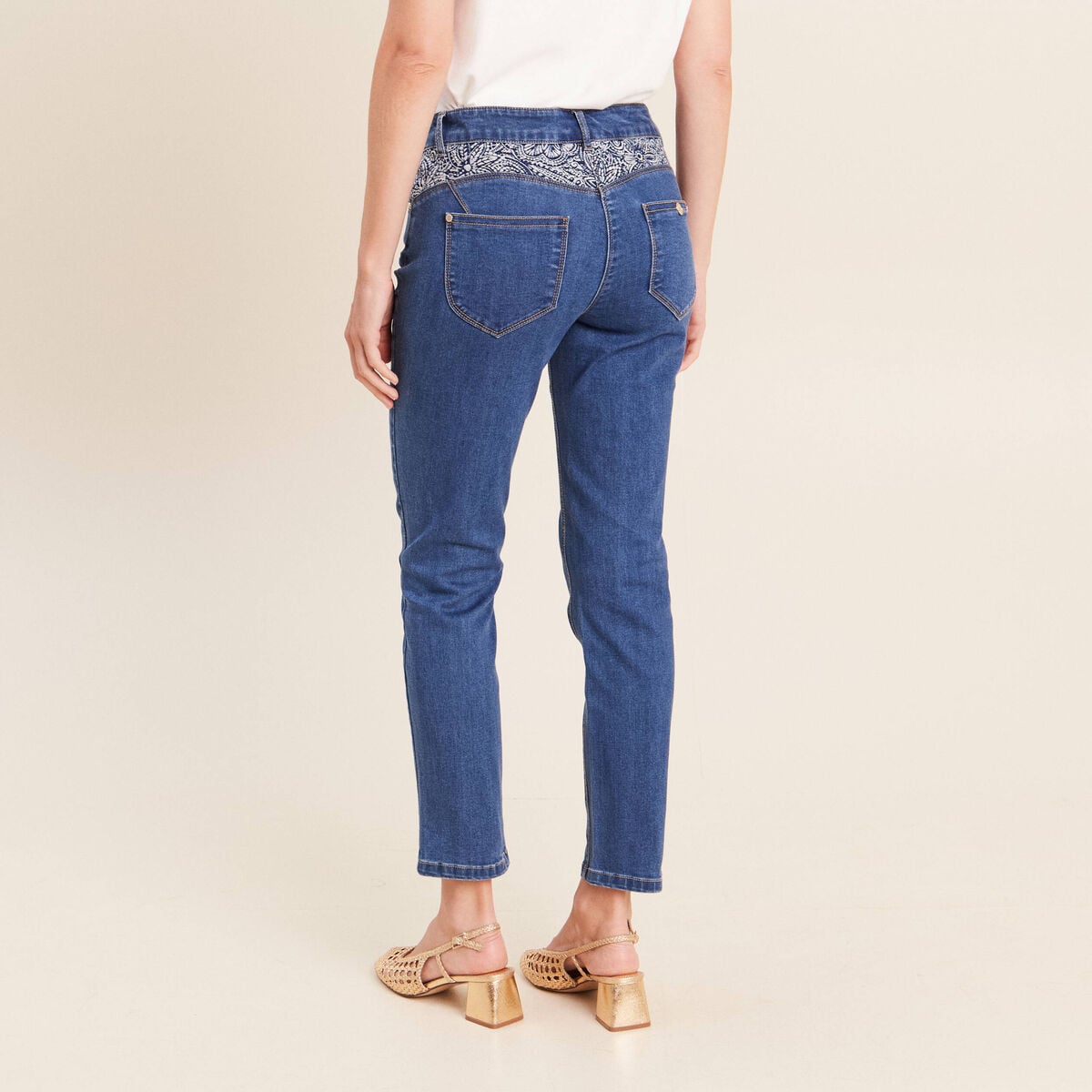 Jean ajust&eacute; 7/8&egrave;me taille bascul&eacute;e denim stone femme
