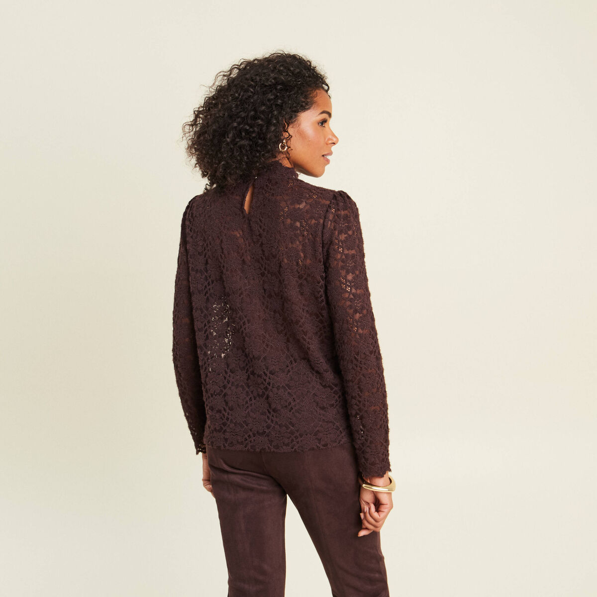 T-shirt cintr&eacute; col montant dentelle marron fonc&eacute; femme