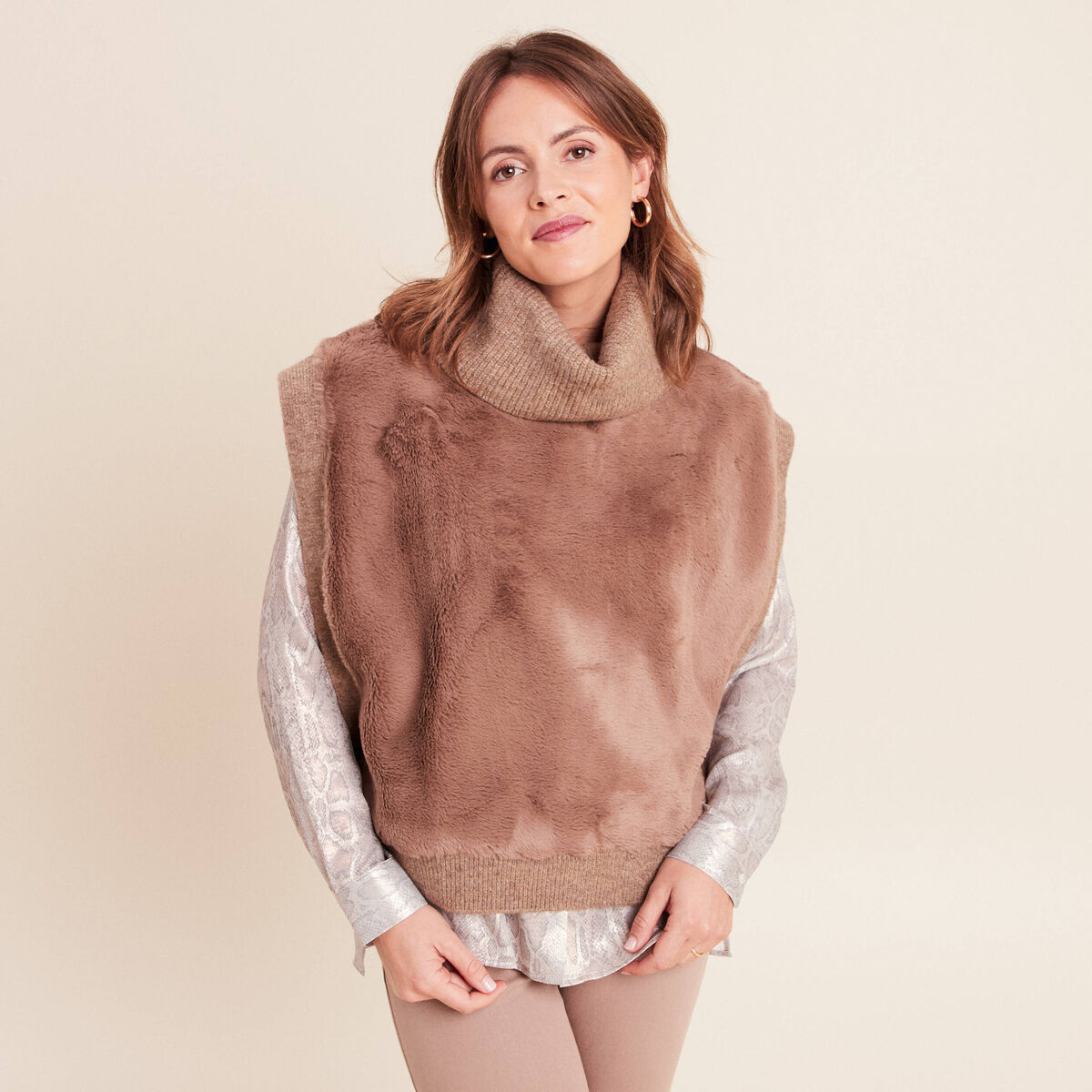 Pull sans manches col roul&eacute; marron femme