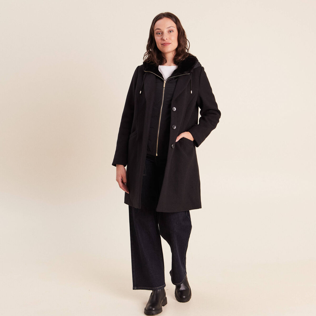 Manteau ajust&eacute; capuche amovible noir femme