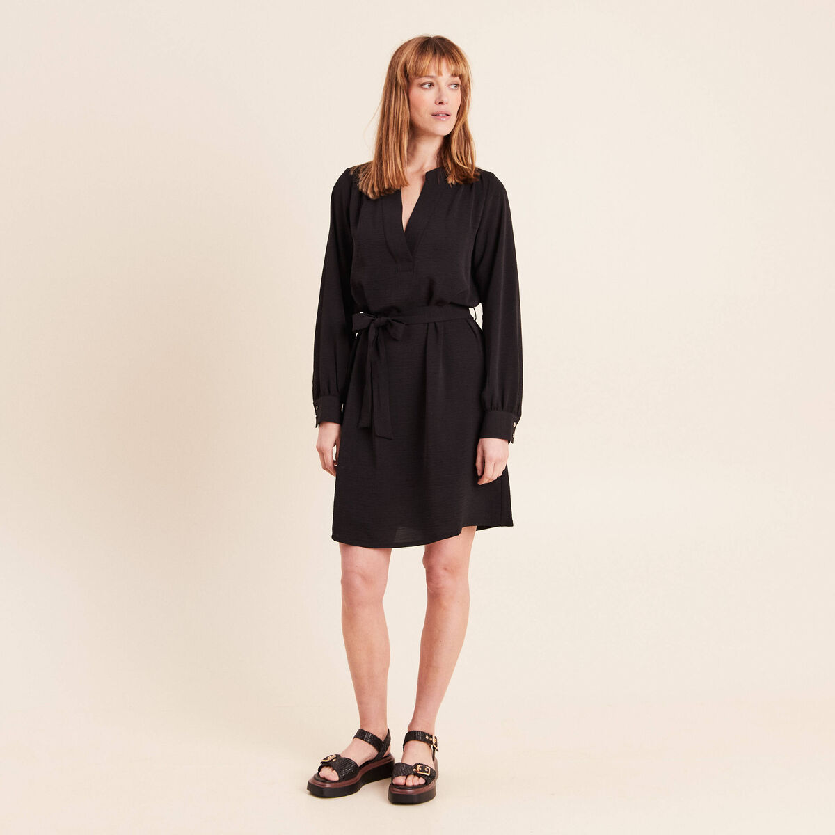 Robe droite courte col v manches longues noir femme
