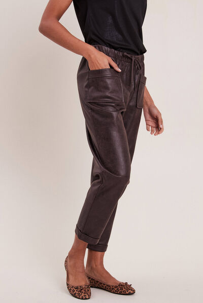 Pantalon carotte simili cuir marron foncé femme