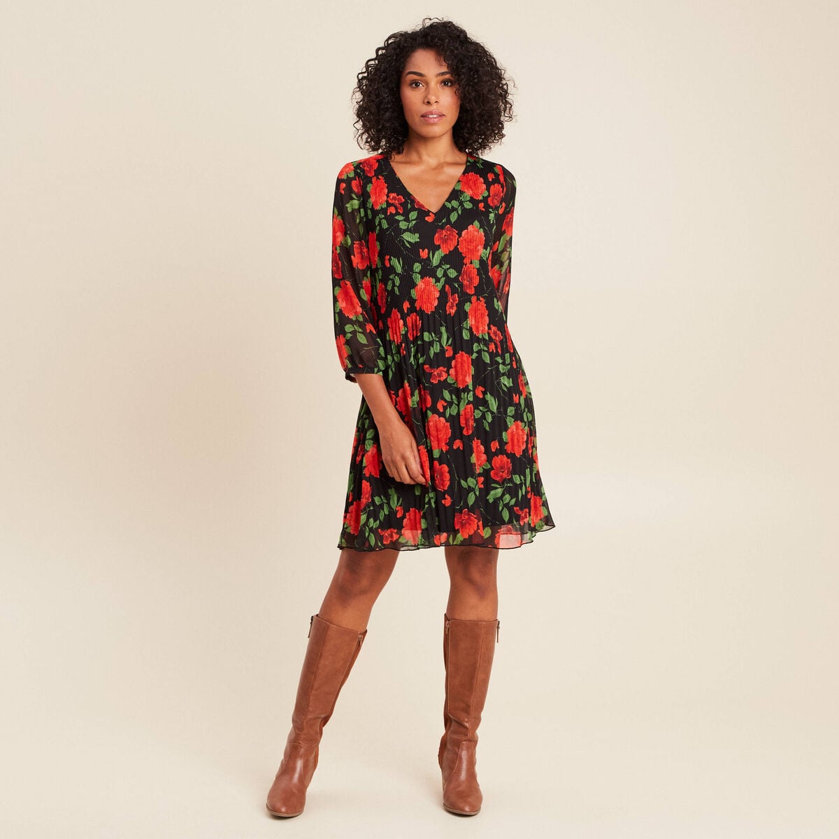 Robe courte &eacute;vas&eacute;e pliss&eacute;e manches 3/4 rouge femme