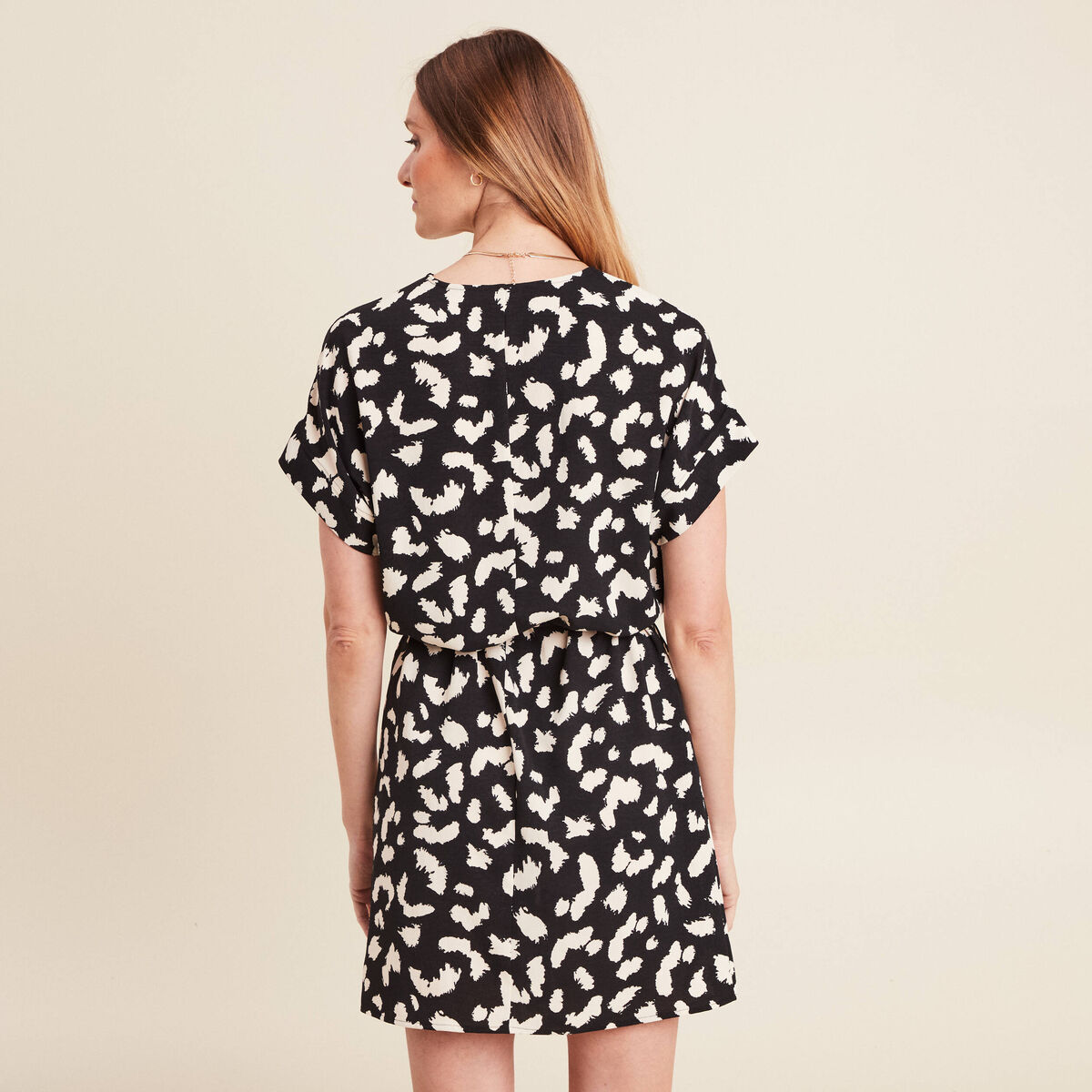 Robe droite courte col V manches courtes noir femme