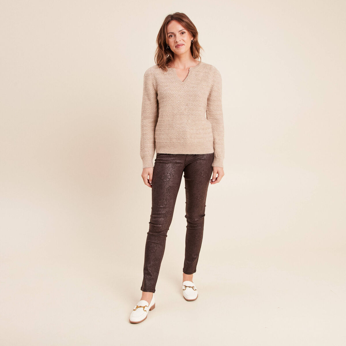 Pantalon coupe ajust&eacute;e enduit marron femme