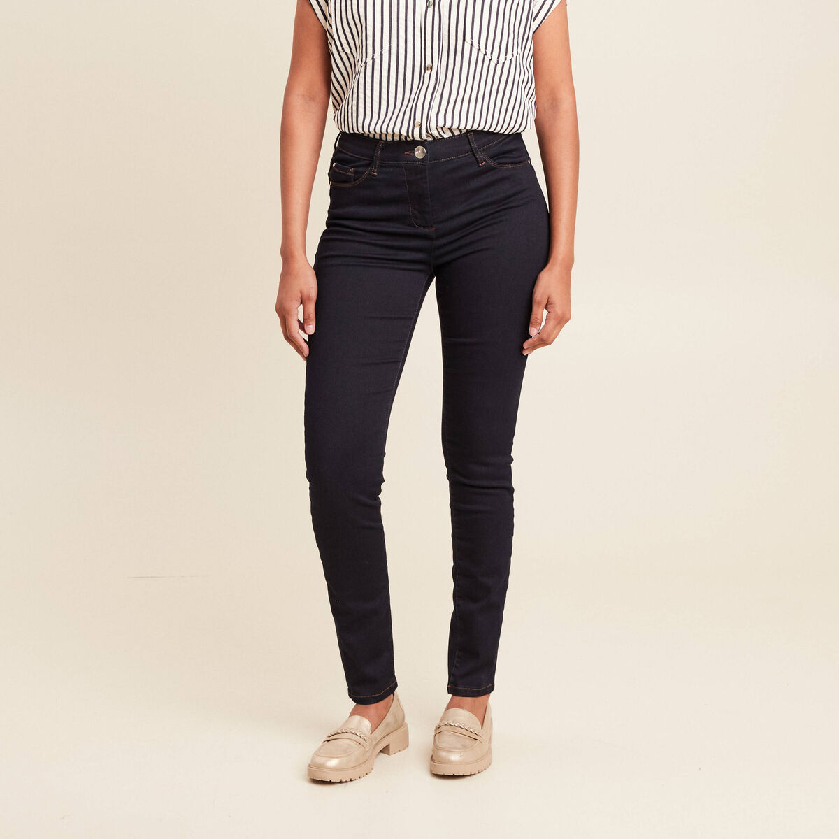 Jean magique L'Unique coupe ajust&eacute;e denim brut femme