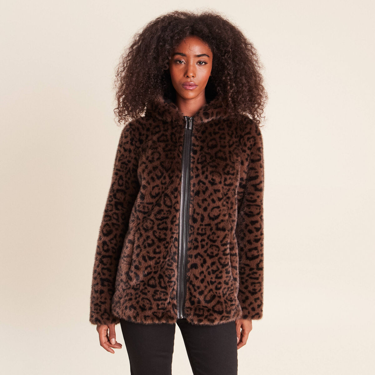 Manteau en fausse fourrure &agrave; capuche marron femme