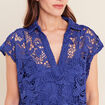 Blouse manches courtes aspect dentelle bleu fonc&eacute; femme