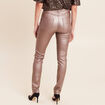 Pantalon iris&eacute; en similicuir marron fonc&eacute; femme