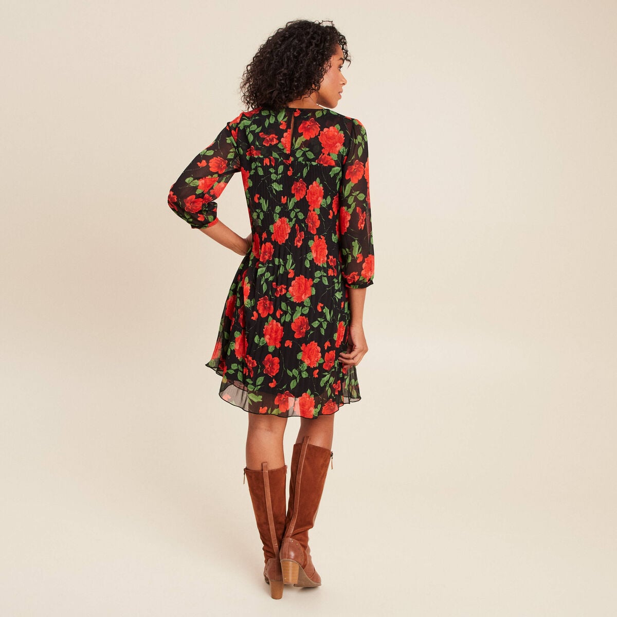Robe courte &eacute;vas&eacute;e pliss&eacute;e manches 3/4 rouge femme
