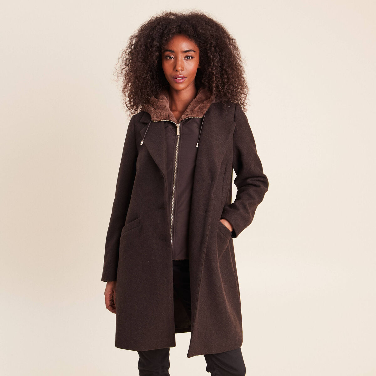 Manteau ajust&eacute; capuche amovible marron fonc&eacute; femme