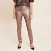 Pantalon iris&eacute; en similicuir marron fonc&eacute; femme
